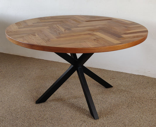 Rundt sildebensbord i massiv teaktræ